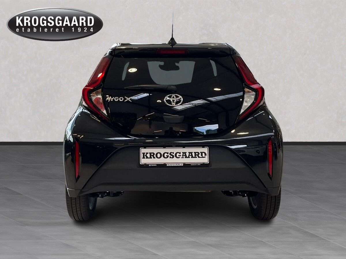Beige Toyota Aygo X fra 2024