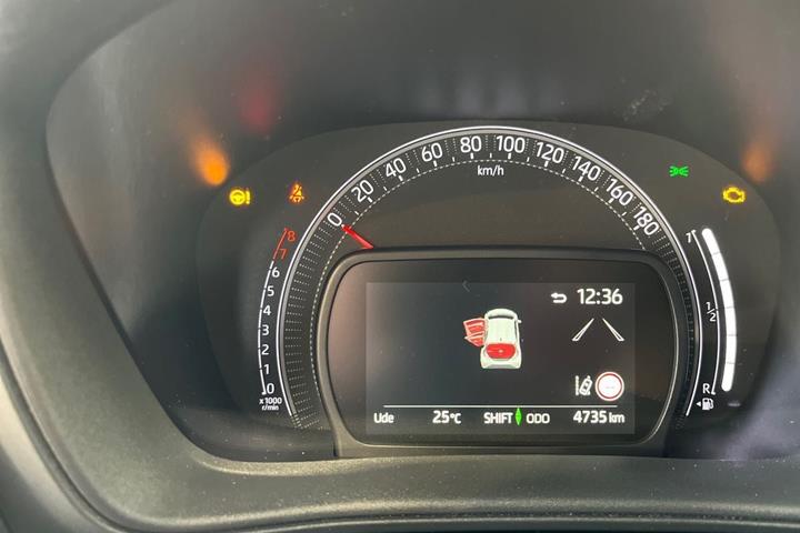 Beige Toyota Aygo X fra 2024