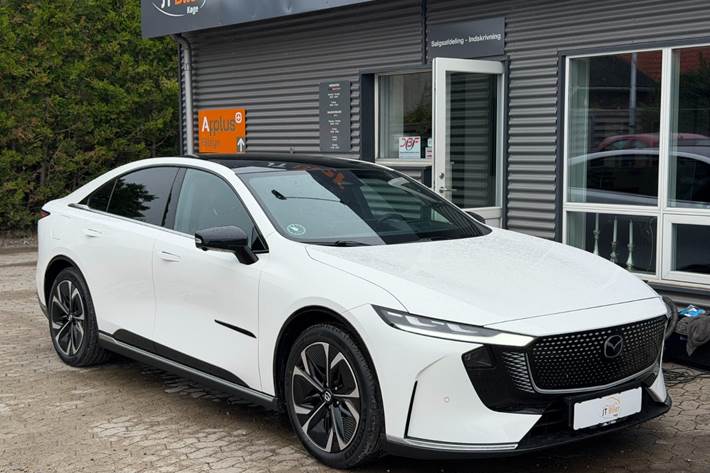Hvid Mazda 6e fra 2026 set udefra