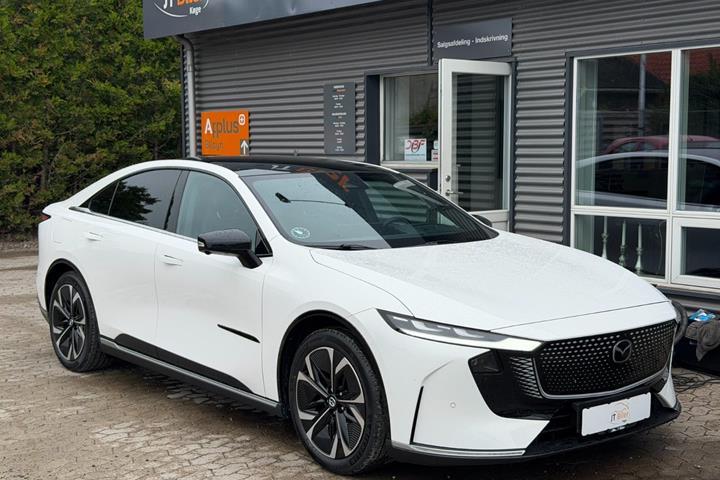 Hvid Mazda 6e fra 2026 set udefra