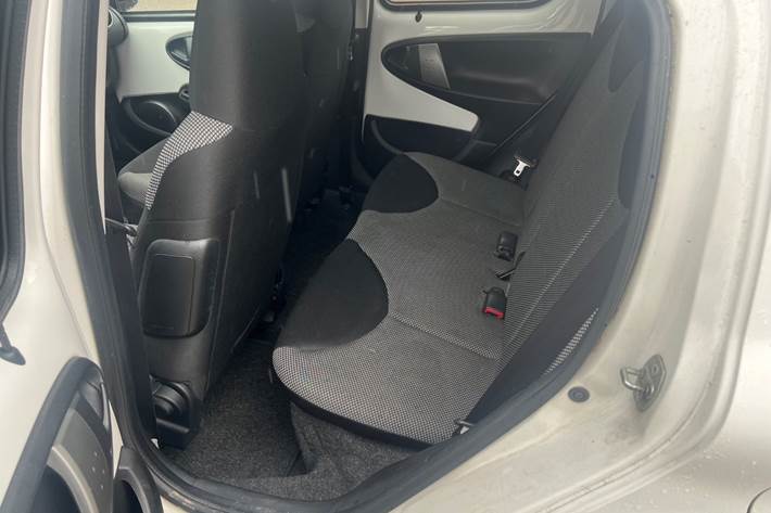 Hvid Toyota Aygo fra 2012