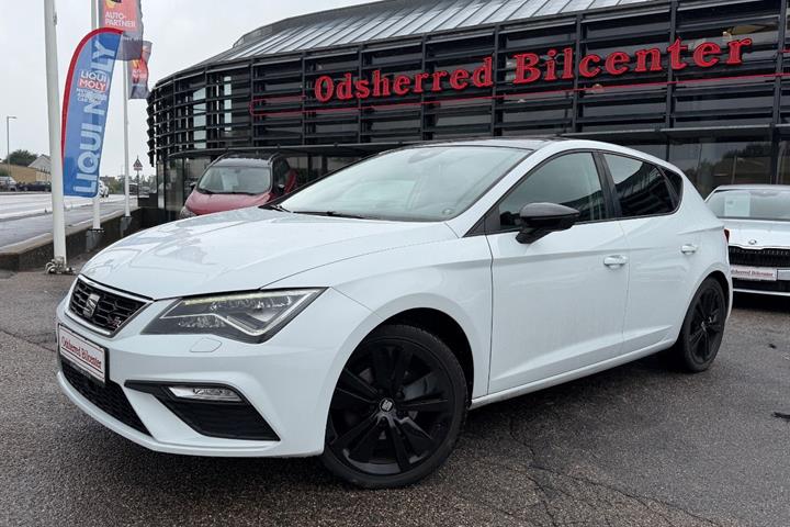 Hvid Seat Leon fra 2018 set udefra