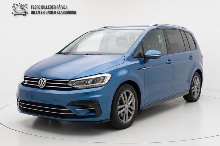 Blå VW Touran fra 2017 set udefra