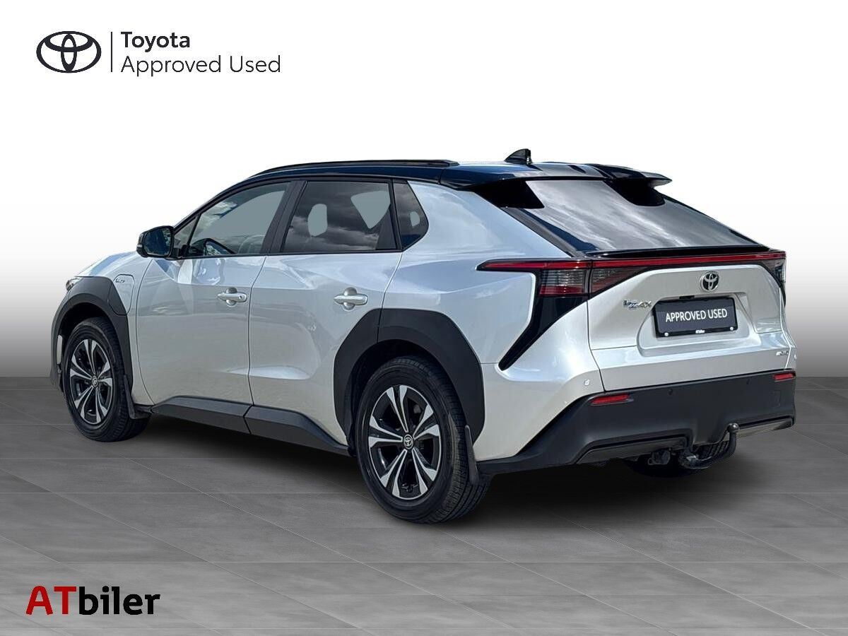 Sort Toyota BZ4X fra 2024