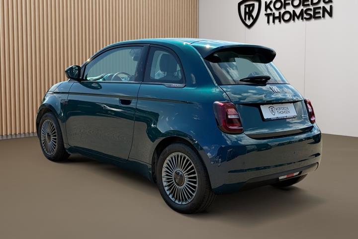 Blå Fiat 500e fra 2022