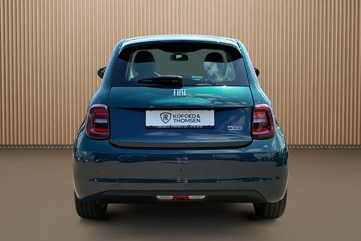 Blå Fiat 500e fra 2022