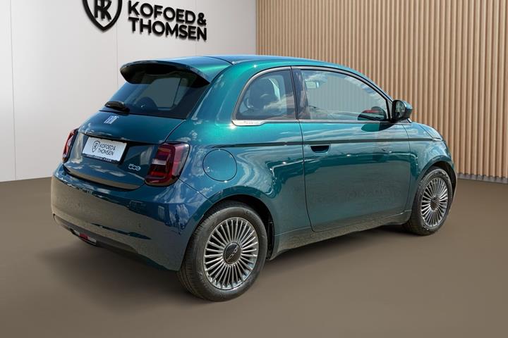 Blå Fiat 500e fra 2022