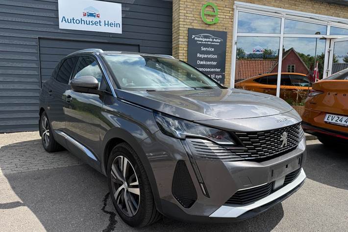 Grå Peugeot 3008 fra 2021