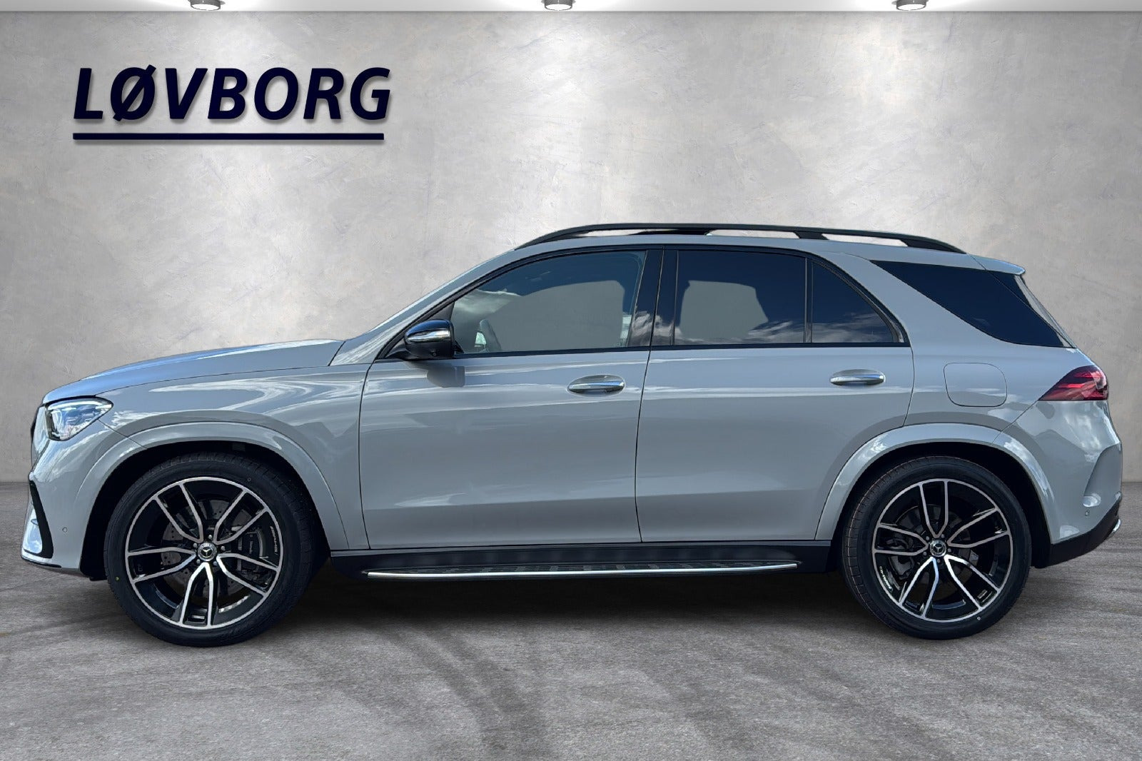 Grå Mercedes GLE400 e fra 2023 set udefra