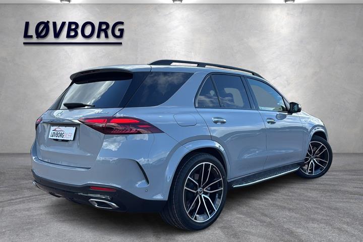 Grå Mercedes GLE400 e fra 2023 set udefra