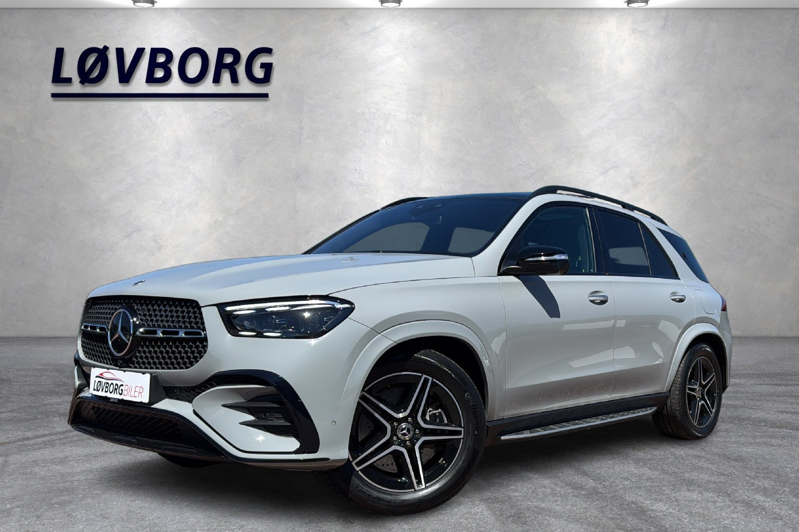 Grå Mercedes GLE400 e fra 2023 set udefra