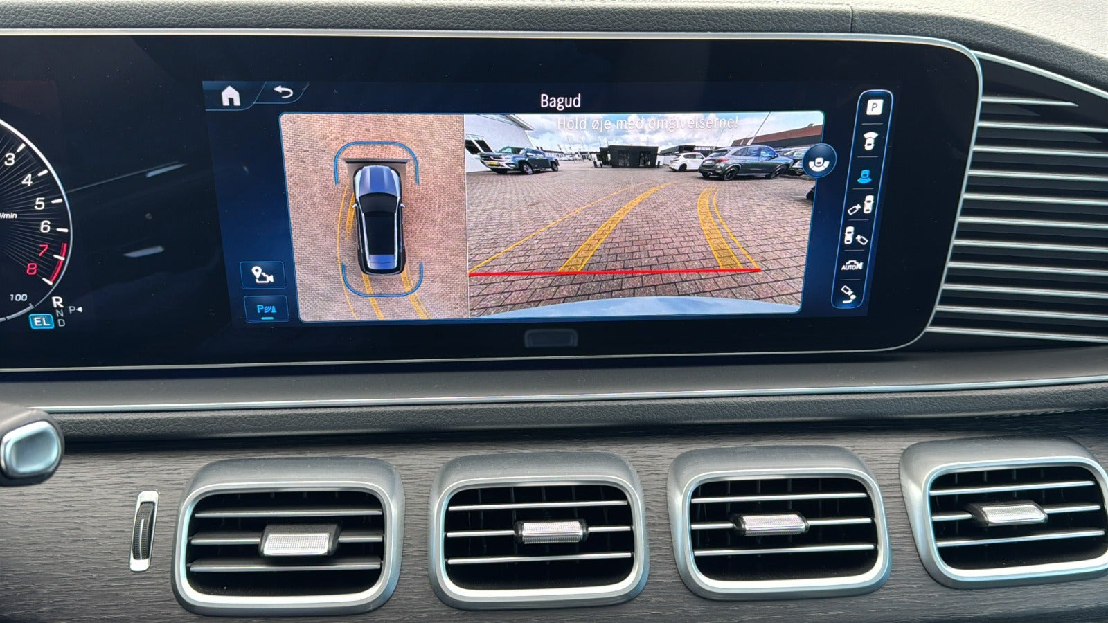 Grå Mercedes GLE400 e fra 2023