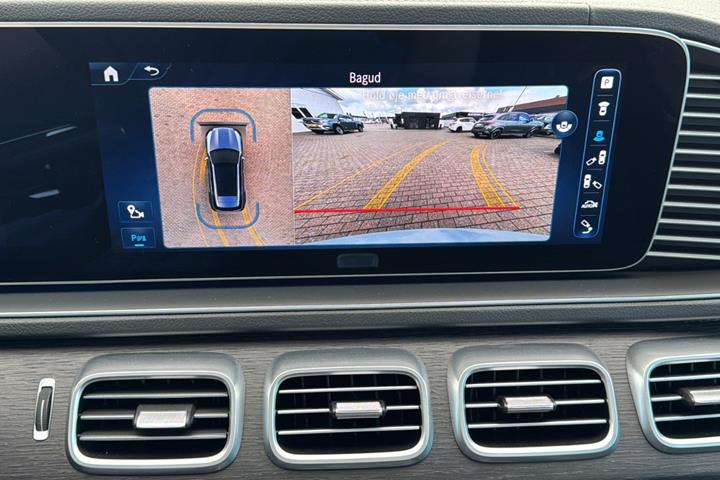 Grå Mercedes GLE400 e fra 2023