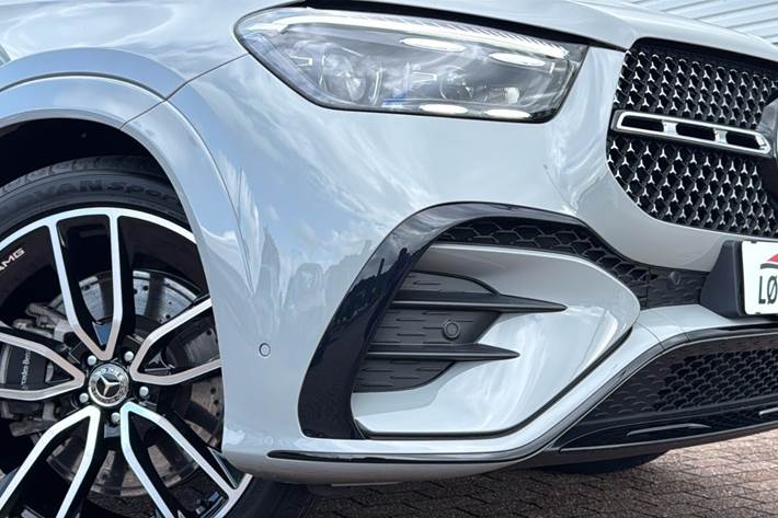 Grå Mercedes GLE400 e fra 2023