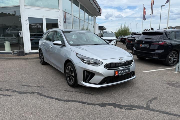 Sølv Kia Ceed fra 2021 set udefra