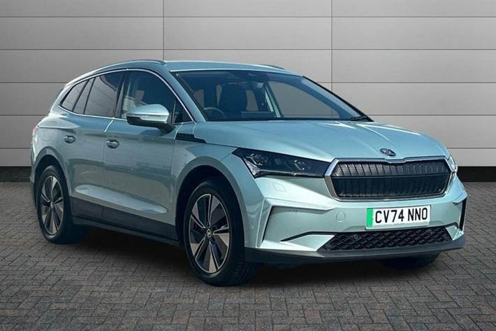 Grøn Skoda Enyaq fra 2024 set udefra