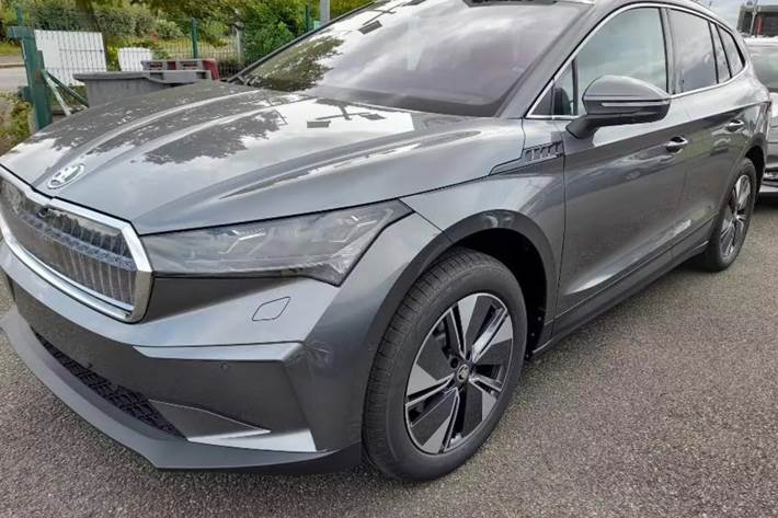 Grå Skoda Enyaq fra 2023 set udefra
