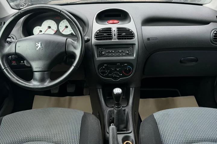Sort Peugeot 206 fra 2005