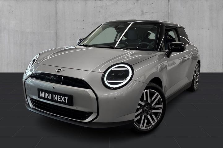 Sølv Mini Cooper E fra 2024 set udefra