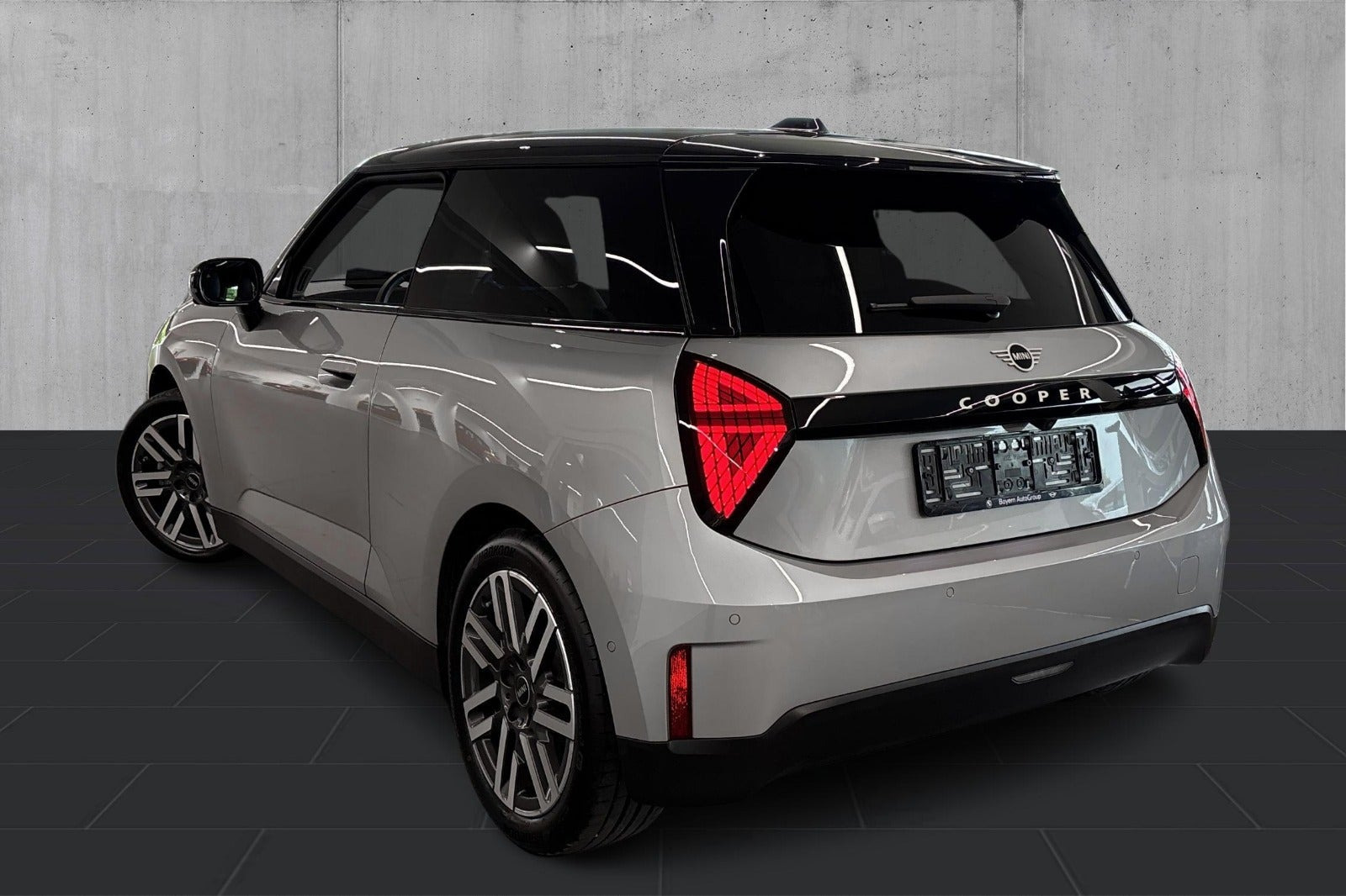 Sølv Mini Cooper E fra 2024