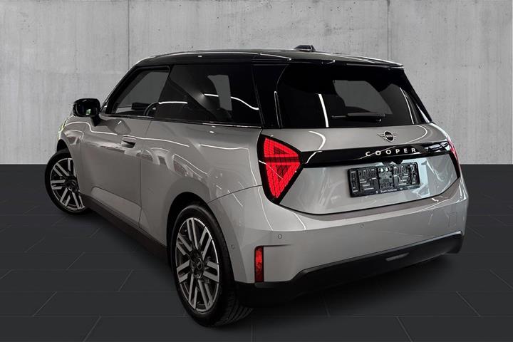 Sølv Mini Cooper E fra 2024