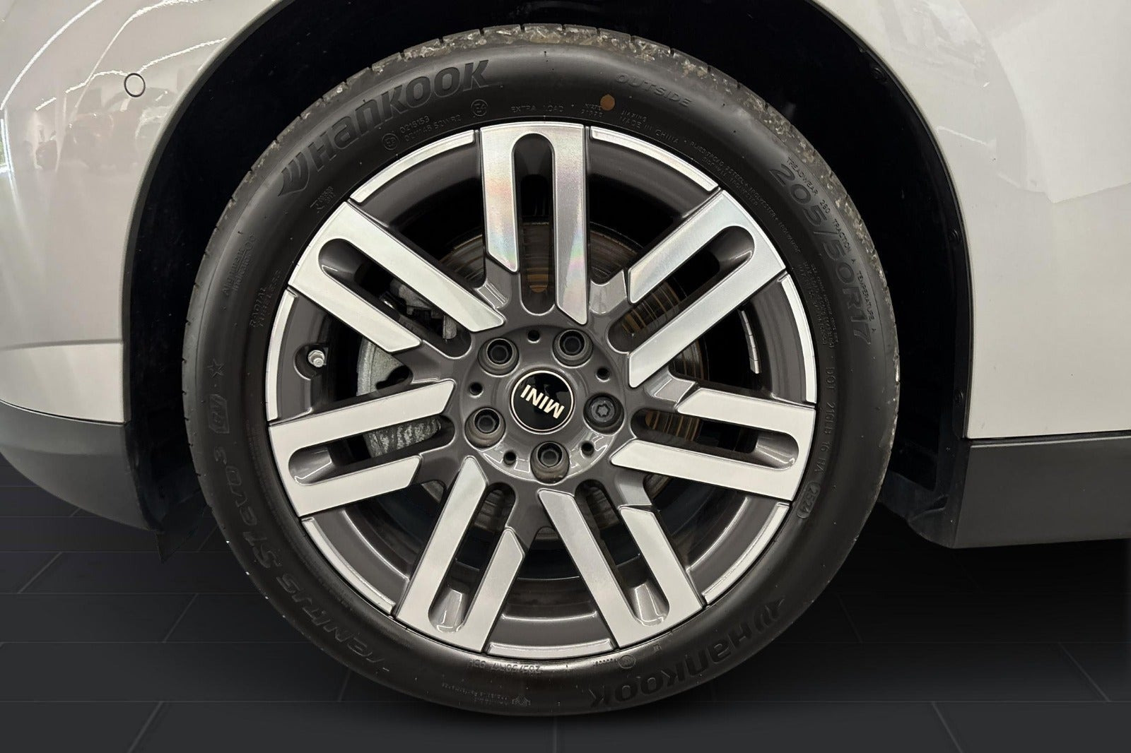 Sølv Mini Cooper E fra 2024