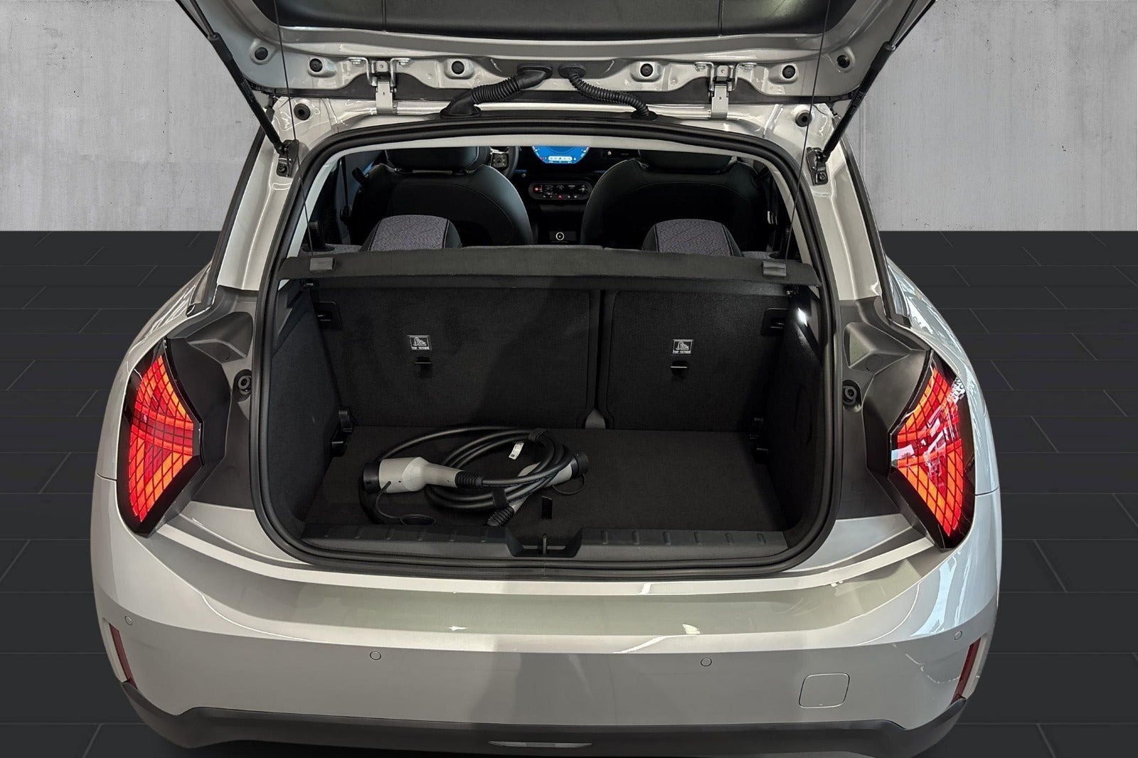 Sølv Mini Cooper E fra 2024