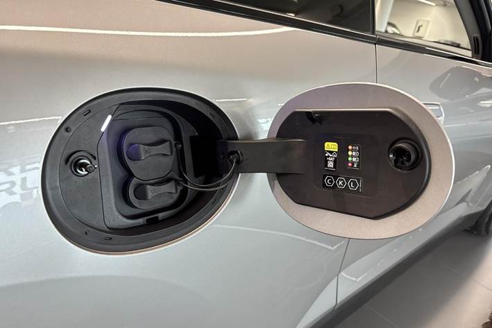 Sølv Mini Cooper E fra 2024