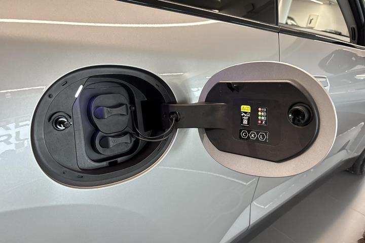 Sølv Mini Cooper E fra 2024