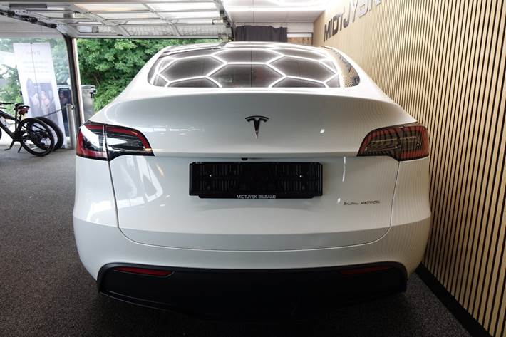 Hvid Tesla Model Y fra 2024