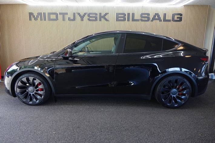 Sort Tesla Model Y fra 2022
