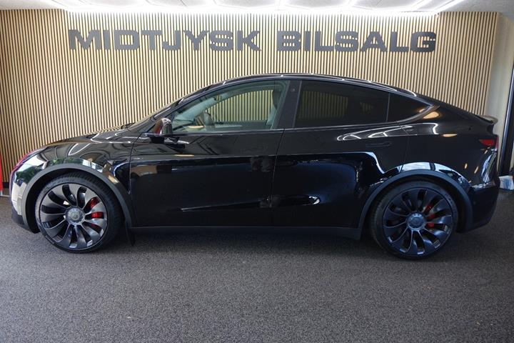 Sort Tesla Model Y fra 2022