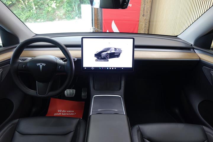 Sort Tesla Model Y fra 2022