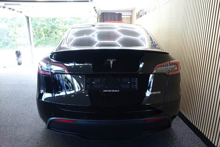 Sort Tesla Model Y fra 2022