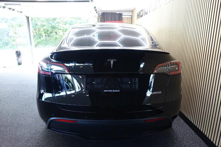 Sort Tesla Model Y fra 2022