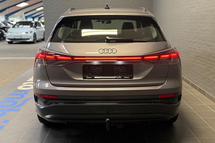 Grå Audi Q4 e-tron fra 2022
