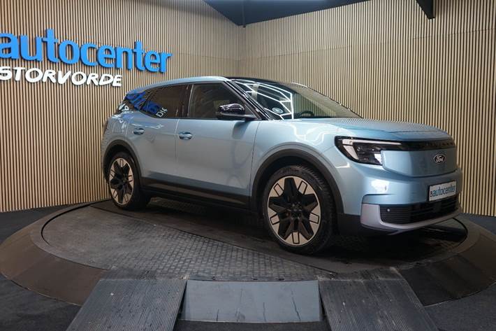 Blå Ford Explorer fra 2025 set udefra