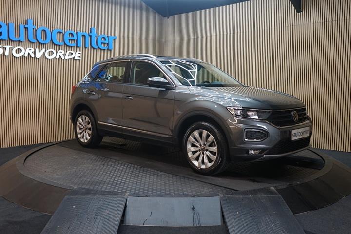 Grå VW T-Roc fra 2021 set udefra