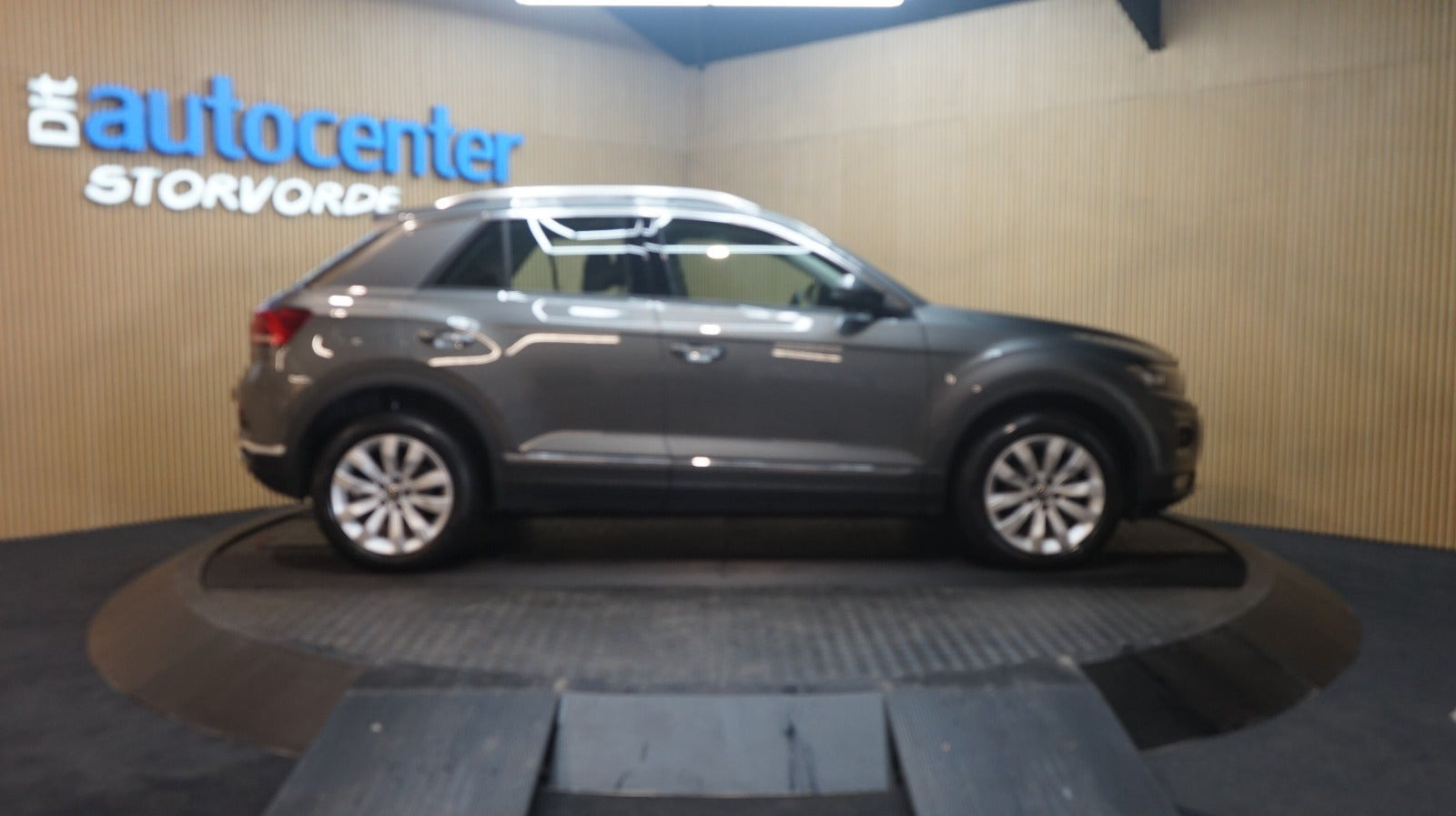 Grå VW T-Roc fra 2021