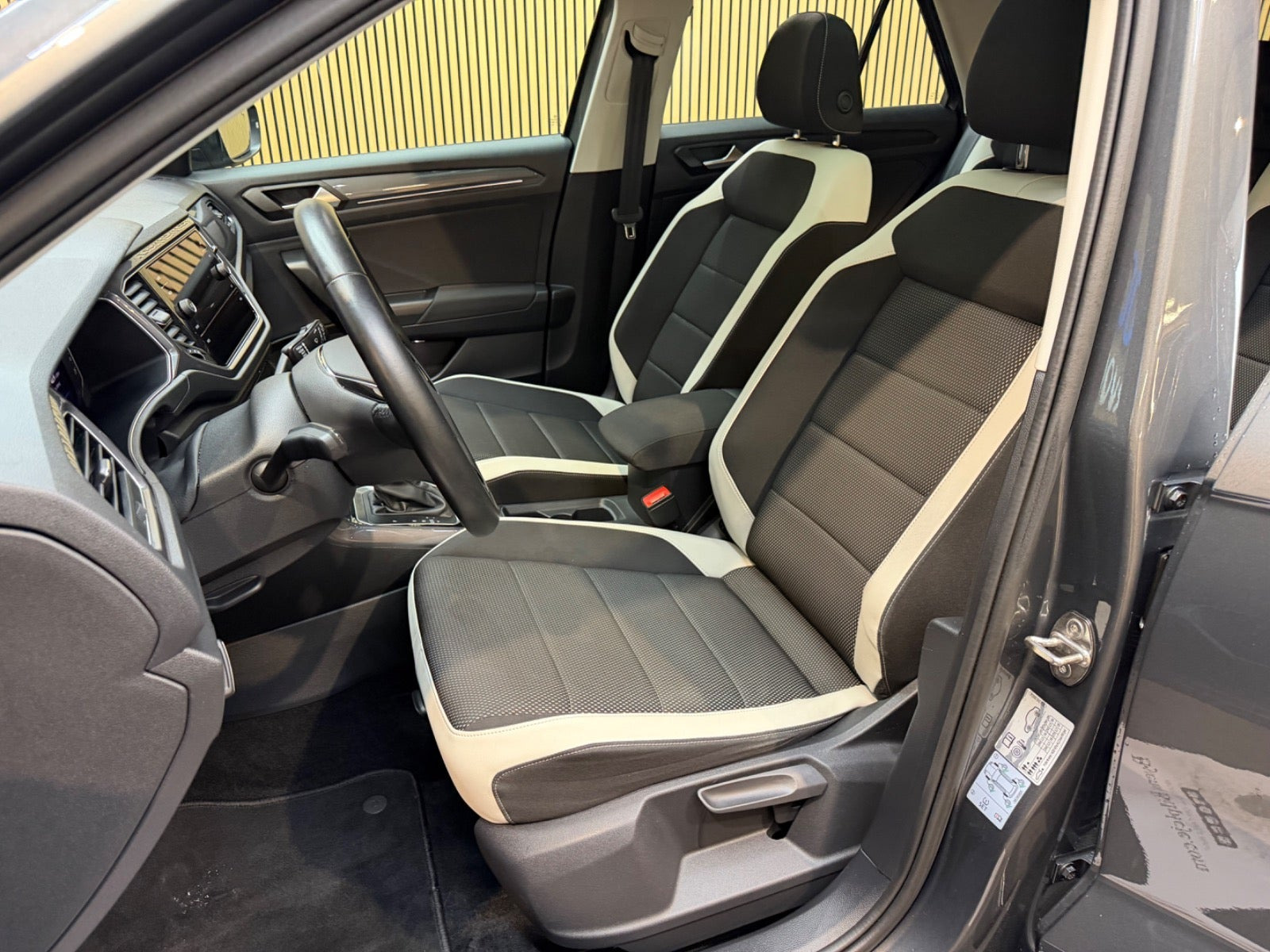 Grå VW T-Roc fra 2021