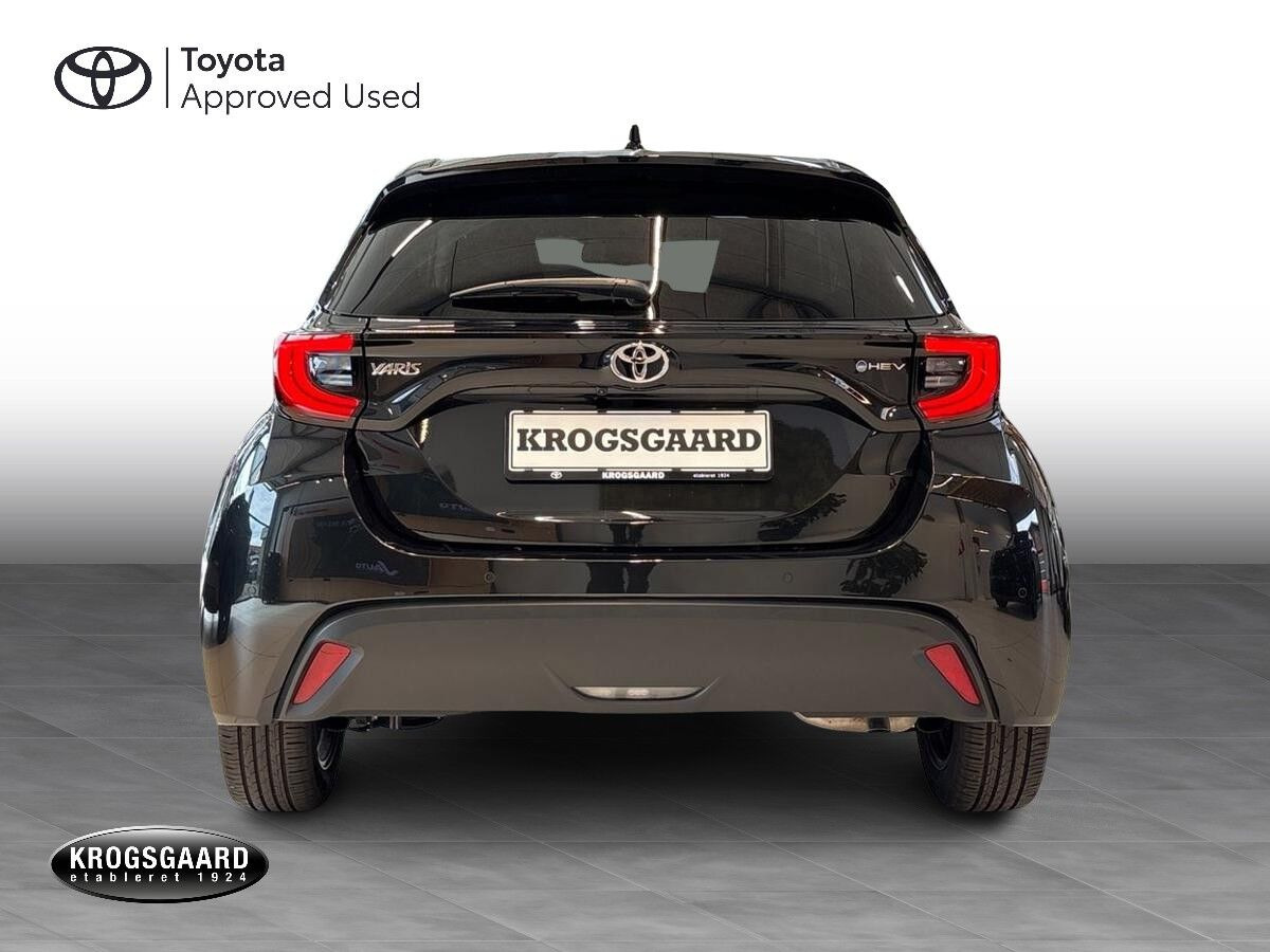 Sort Toyota Yaris fra 2025