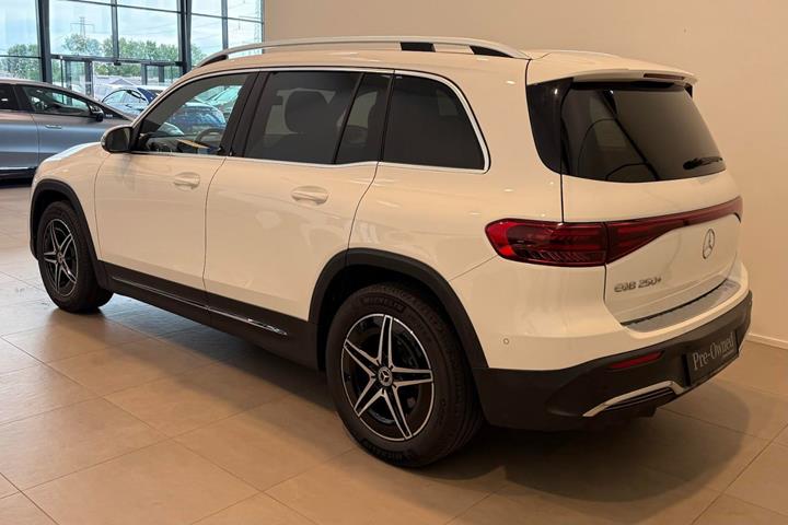 Hvid Mercedes EQB250+ fra 2026