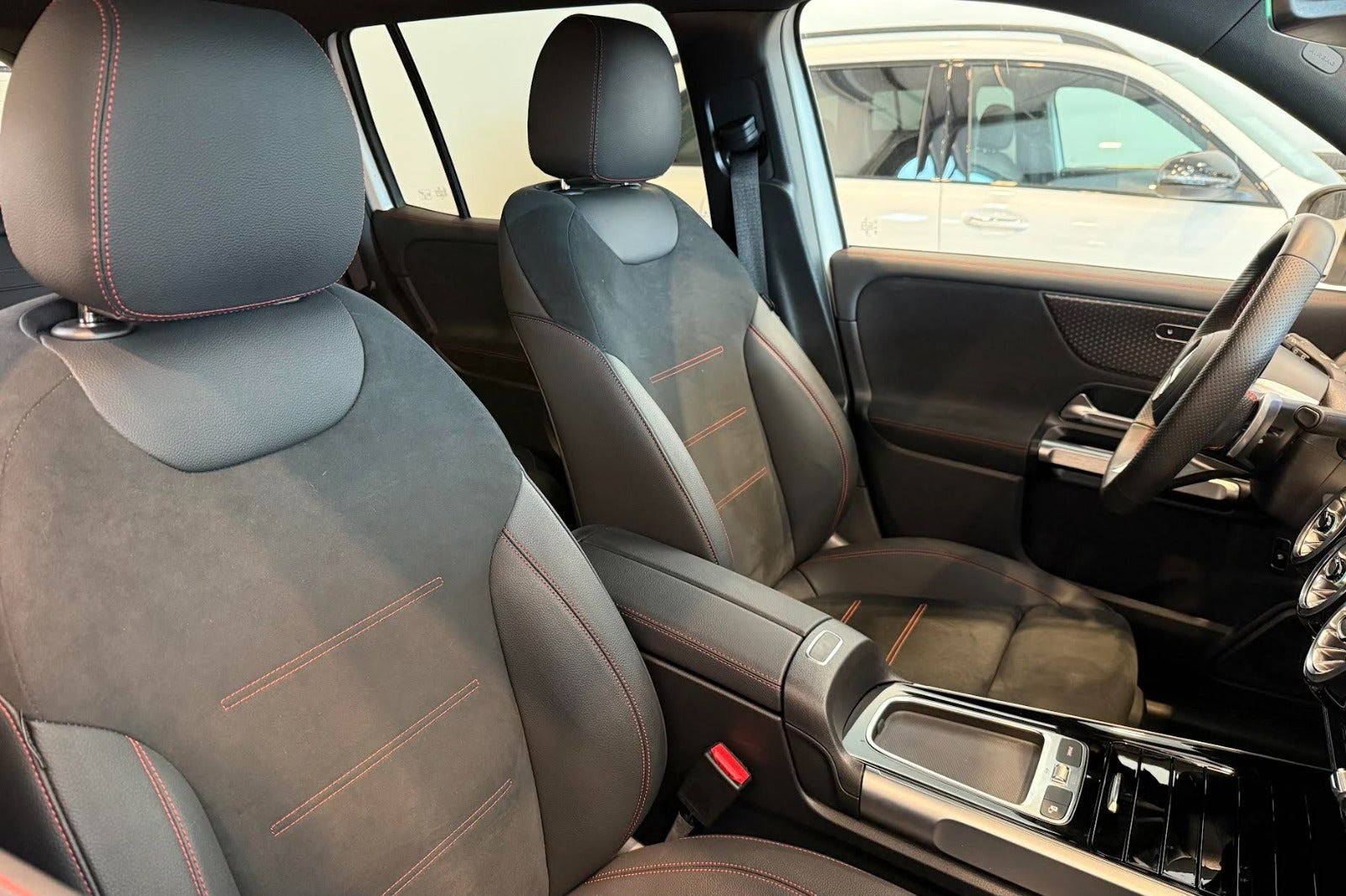 Hvid Mercedes EQB250+ fra 2026