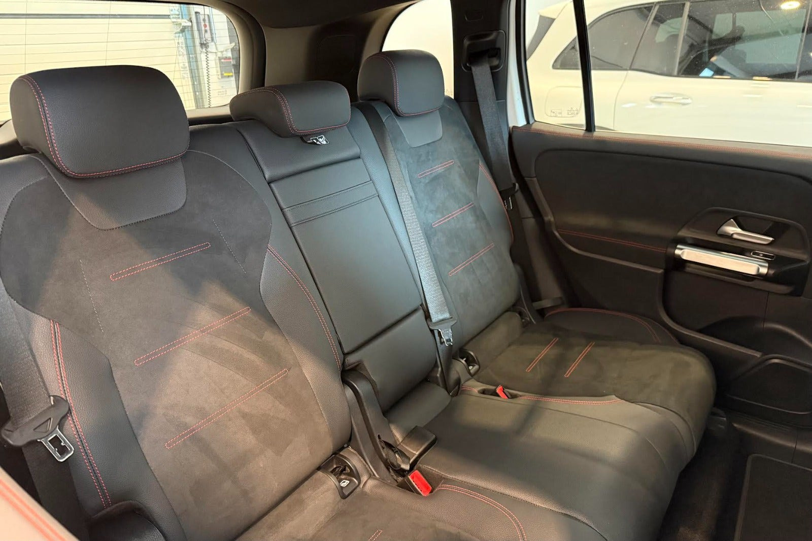 Hvid Mercedes EQB250+ fra 2026