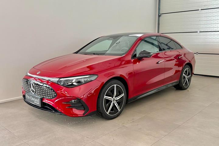Rød Mercedes CLA250+ fra 2025 set udefra