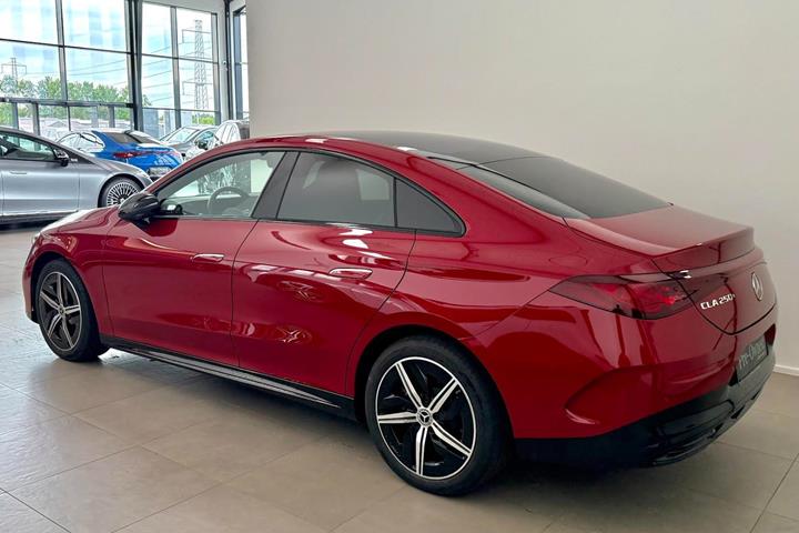 Rød Mercedes CLA250+ fra 2025