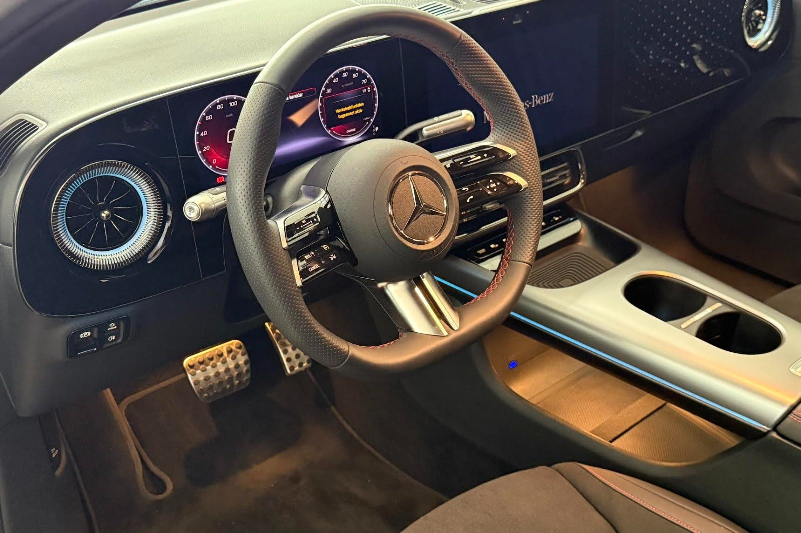 Rød Mercedes CLA250+ fra 2025
