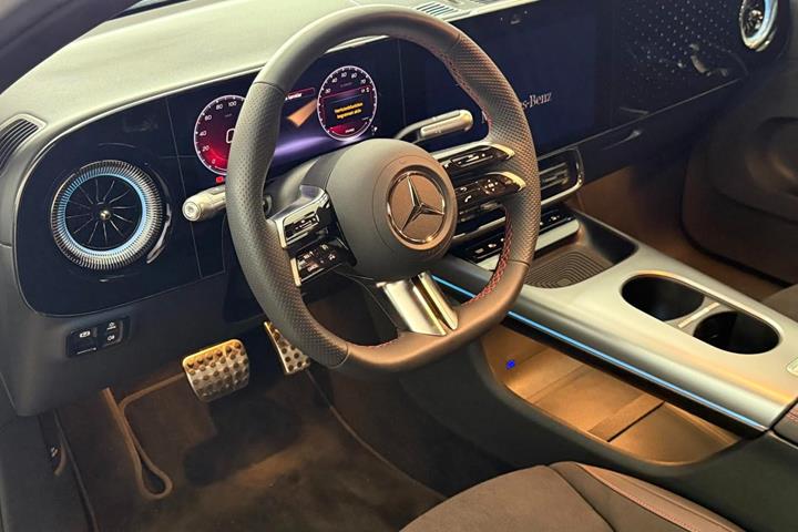 Rød Mercedes CLA250+ fra 2025