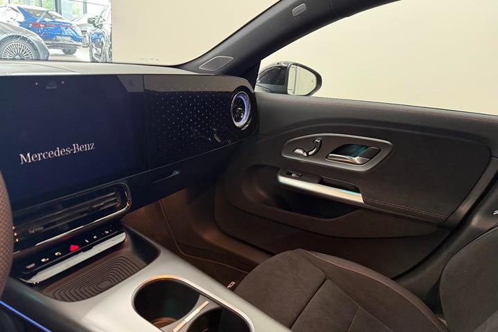 Rød Mercedes CLA250+ fra 2025