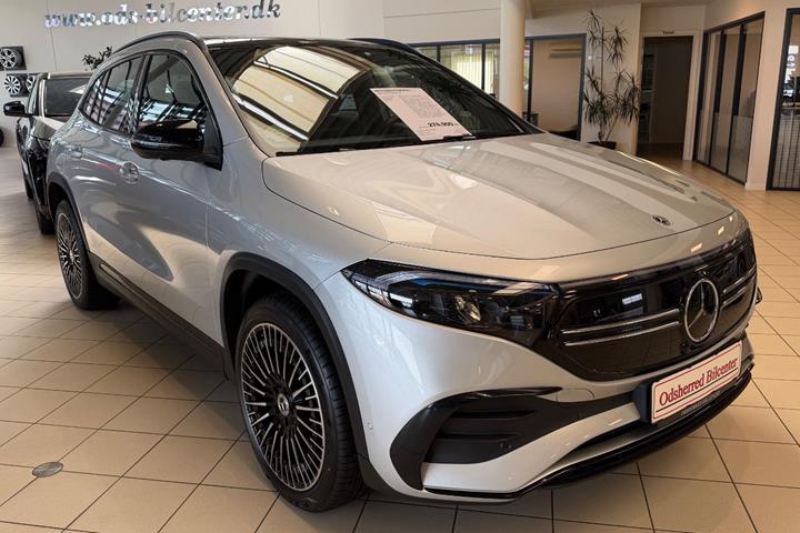 Sølv Mercedes EQA250+ fra 2023 set udefra